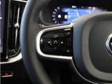 前方車を自動追従するアダプティブクルーズコントロールに加え、ステアリング操舵も行う進化型クルーズ『パイロットアシスト』を搭載。車体を車線内へと適正に維持しつつ先行車を忠実に追従します。
