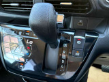 シフトレバーは直感的に操作のしやすい仕様です!初めて車に乗られる方やご年配の方等幅広いお客様にオススメの1台です!