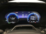 とっても見やすいメーターです。夜間時はラグジュアリーな気分にさせてくれる照明が魅力ですので、夜のドライブも楽しみになりますよ♪