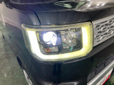 白く明るい光で夜間走行をサポートするLEDヘッドランプを搭載