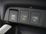 ◆12V電源ソケット・USB接続端子◆スマホやiPodなどを接続して、いつもの音楽を車内でもお楽しみいただけます♪