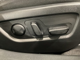 運転席にはパワーシートを装備!シート位置を記憶するメモリー機能付きなのでご夫婦で2名分セットすると便利です♪