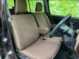 運転席から手が届きやすい位置に、必要なスイッチ類が配置。直感的な操作で、快適なドライブをサポートします。機能性とデザイン性を両立しています。