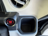 運転席側右手に手の届きやすい位置にドリンクホルダーを装備!