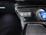 エンジンとモーター2つのパワー源を持つハイブリッドならではの装備。EVスイッチを押すとモーターのみの走行が出来ますよ。 モーターのみの駆動なので静かです。