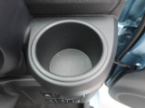カップホルダーは運転席や助手席からちょうど手の届く位置です!!