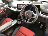 BMW 伝統のコックピットはドライバー志向で設計され、人間工学を駆使し、細部に到るまで設計されたコックピットを実現しました。