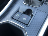 HOLD機能付きの電動パーキングブレーキ。HOLD機能を使用すると、信号待ちなどでフットブレーキから足を放しても、車は動かずそのまま停車してくれます。ドライブなど足が疲れた時には便利な機能です。