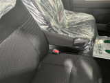 アームレストが付いているので長時間の運転で肘や腕を置いて休ませるのに活用できます