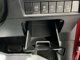 運転席側にも収納ボックスがあります