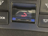 SOSボタンです。自動車の運転中、事故や急病時などの緊急事態が発生したときに、ヘルプネットを通じて外部に救助を手配するためのボタンです。