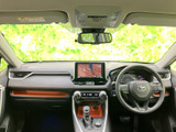 運転席から前方を見渡しやすいレイアウトで、各計器や画面も視線の届く位置にまとまっています。前席まわりにはゆとりがあり、運転中も落ち着いて過ごせる空間です。