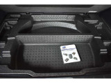 サブトランク付で洗車道具や工具の収納に便利です