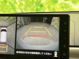 車両後方の映像とガイド表示を画面で確認でき、駐車時に周囲の状況を把握する助けになります。目視での安全確認とあわせて活用できる便利な装備です。