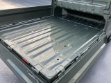 積み降ろししやすい低めの荷台床面地上高。フラットな床面は、作業にかかる負担を軽減してくれそうですね。