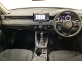 車内は光触媒抗菌消臭施工済です。スタイリッシュなデザインでスポーティなインパネ周りを演出します。グローブボックスやカップホルダーのほかにトレーなどたくさんの収納スペースが付いています。