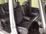 女性でも運転がしやすいように、シートの高さ調整機能(シートリフター)がついています。運転席と助手席の間が空いている為、助手席側への移動がスムーズです。交通量の多い道でも助手席側から乗り降りができます。