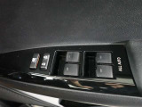 運転席のパワーウインドスイッチで全席窓の開閉・ロック操作ができます。
