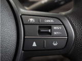 ◆アダプティブクルーズコントロール◆予め設定した車速内でクルマが自動的に加減速。前走車との適切な車間距離を維持しながら追従走行します。【LKAS】車線維持支援システムでステアリング操作を支援。