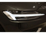 現代ボルボを象徴するフルLEDトールハンマー型ヘッドライトはデイタイムライト(昼間時常時点灯)の役割を果たします。