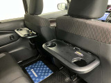 【パーソナルテーブル】フロントシート裏には後席の方が必要に応じて使用できるテーブルが付いています。水拭き可能でお手入れも簡単です。