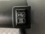 ナビに繋がるUSB端子と充電専用の端子を備えているので、スマホなどの充電もしっかり行えます♪