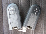 カギを取り出す手間がなく施錠開錠・エンジン始動ができる便利なスマートキーです!荷物で手がふさがっていたり、雨天時にも役立ちます☆