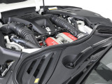 搭載された6.5L・V12自然吸気エンジンは725馬力(カタログ値)を発揮します。