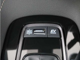 電動パーキングブレーキ搭載で指一本で簡単に操作することができます。さらに停車中に、ブレーキペダルを踏み続けなくても、自動的にブレーキを保持する機能である、ブレーキホールド付きです。
