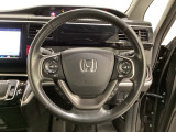 ハンドルにHondaセンシング系のクルーズコントロールやレーンキープアシストなどのスイッチと、オーディオの操作スイッチが装備されています。ハンドルから手を離さず安全に操作できます。