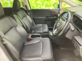 前席は運転席と助手席が並び、ゆったりとした座面とアームレストを備えた落ち着く空間です。前方や左右の窓から周囲を見渡しやすく、乗り降りもしやすい室内となっています。