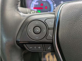 ステアリングスイッチ付き。前方から目を離すことなく操作することが可能です。