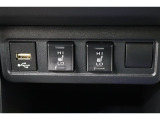 運転席と助手席には寒い日の肩や腰、冷えやすい下肢を温めてくれるシートヒーターが付いております!