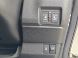 運転席からスイッチ1つでスライドドアを操作でき、荷物を持った方やお子様お年寄りの乗降りがとても楽になります♪