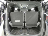 三列目シートは、折りたためますので大きなスペースが出来ちゃいます。キャンプ用品など大きな荷物もばっちり収納可能です♪
