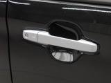 電子キーをカバンやポケットに持っていれば、ドアハンドルやバックドアに付いているボタンを押すだけでドアの開閉ができます。手が塞がっている時、カバンの中からカギを探す必要がありません。