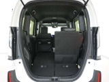 2列目シートは左右独立で倒すことができます。3人乗車状態でより多くの荷物を積むことができます。