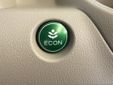 ECONモードをONにするとアクセルペダルの動きに対するエンジンの反応とエアコンの制御を切り換えることで、燃費のいい運転をするドライバーがペダルを踏んだ時と同じようにエンジンを制御します。