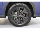 225/60サイズで18インチアルミホイールを装備。タイヤは新車時の装着品で溝は約半分ございます。