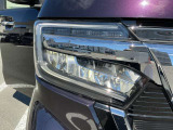 【LED・HIDヘッドライト】 ハロゲンヘッドライトに比べて大光量で、遠方視認性を向上させてくれる為、悪天候や夜間の運転をより安全にサポートしてくれます