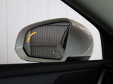 ドアミラーの鏡にはLEDが組み込まれており、車両両脇の後方から車両が接近した際には点滅して知らせることが可能です