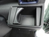 【カップホルダー】エアコン吹き出し口下部に設置されていますので使いやすさバッチリ!運転席から手の届くちょうどの位置です!