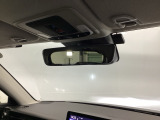 自動防眩ルームミラーが装備されています、トンネルや夜間走行時に後方車両から眩しい光を感知すると自動的にグリーンスモークミラーに切り替わり眩しさを和らげてくれます