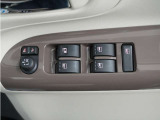 パワーウィンドウを装備しております。運転席側はオート機能付きで、スイッチを奥まで押す・引くことで、窓が自動で全開・全閉します。