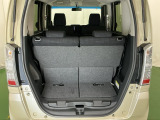 リクライニングの角度が調整できたり折りたたんだり、いろいろな使い方ができる広くて使い勝手のいい荷室。※一部、角度調整などができない車種もございます