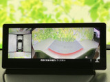 車両後方の映像に加えて周囲を見渡す表示も確認でき、駐車時の安全確認をサポートします。画面上で状況を把握しやすく、狭い場所での駐車や出庫にも便利です。