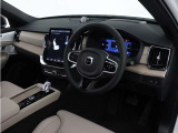 インストルメントパネルは僅かに運転席側へと傾けられているほか、余計なスイッチ類を可能な限り排し、運転に集中しやすい環境を造り出しています。