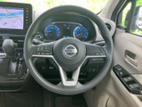 手元にスイッチ類を備えたステアリングで、運転姿勢を保ちながら必要な操作に移りやすい設計です。メーターも正面に見渡せ、日常の運転を支えます。