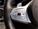 運転中にもオーディオの音量やFMの切り替えなどステアリングでの操作で切り替え可能なため、ステアリングから手を放す必要がない為、運転中でも操作が簡単でございます。