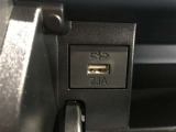 充電用USB端子付き。スマートフォンなどの充電に便利です。